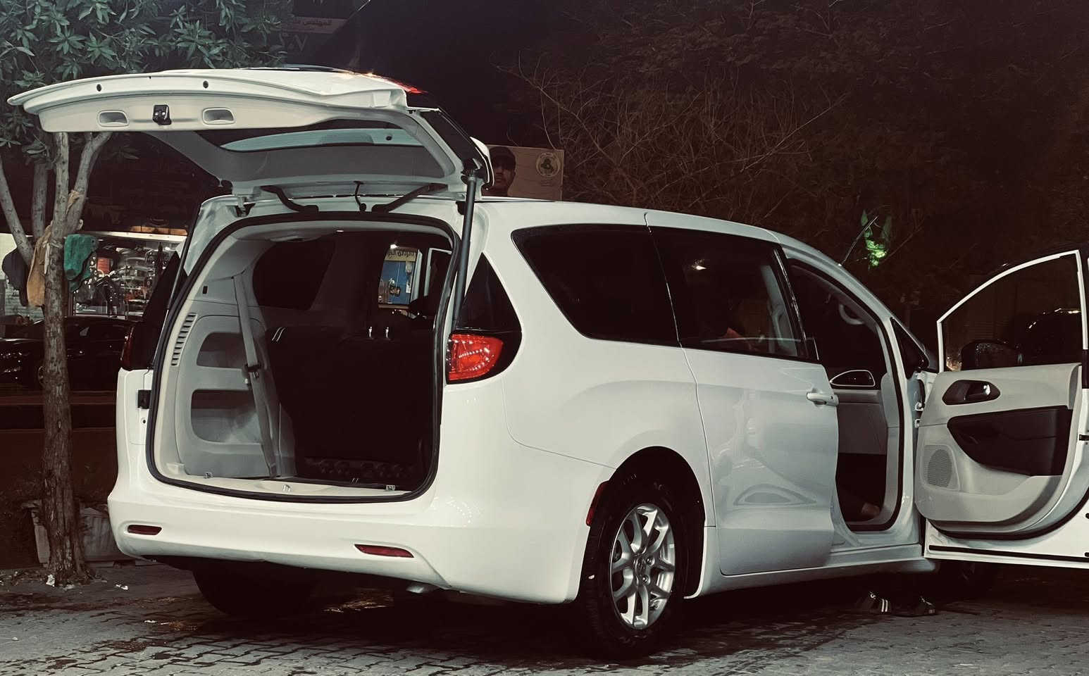 كرايسلر فيوجر ٢٠٢٣ رقم بغداد مميز انكليزي بسمي المواصفات المعروفه ماشيه ٦٥ الف ميل ضربتها بابين جهت السايق وخشم الجاملغ السياره خير من الله 
السعر ١٩٥ 
مكان السياره كربلاء 
***********
