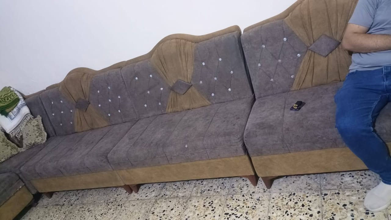 غراض بيت للبيع التخم 125 ميز بلازمه 30 طبلات 10  اوفن 25بوفيه75 ساحبة مال طباخ 25 سنك ستيل هو والقاعده مالته ب15مكنسه كهربائيه 35 اتصل ع هذا الرقم ***********
