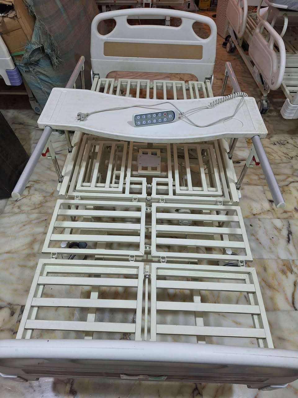 للبيع سريرطبي كهربائي ريمونت كونترول ٦ حركات مع فتحه وسطية تواليت مع طبلة طعام مع حمالة مغذي مع فراش طبي قلاب يمين و يسار يصبح كرسي بسعر ٦٥٠ الف وبيه مجال ٠ ***********
