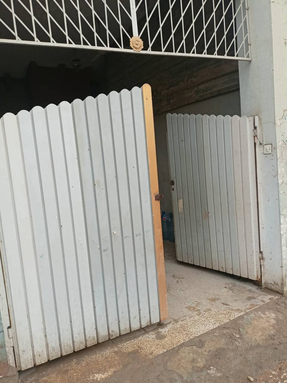 دار للايجار مساحة 100 متر باص طابق ارضي فقط 🏠🏠
تفاصيل الدار 
كراج ،،، صحيات ،،، مطبخ 
هول داخلي ،،، مخزن ،،، منور 
غرفة نوم واحدة 
مكان الدار الاخاء الثانية 
او الاربجية ،،، بعد جامع الروؤف 
للعلم الفرع تحت الصيانة ✋✋
للاستفسار التواصل 
***********
***********
سعر ايجار الدار 230 وبي مجال خابر واتدلل
