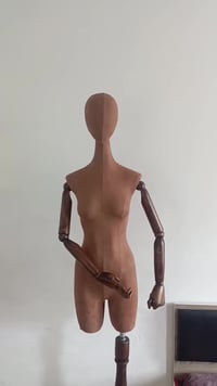 دمية • جديدة • كسر اصبعين