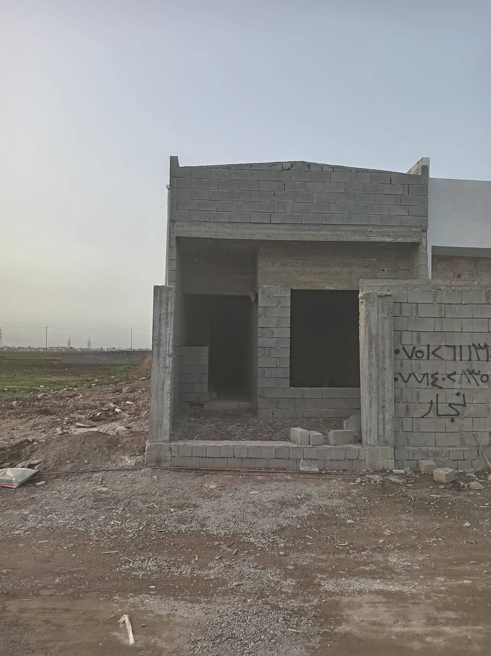 هيكل للبيع في مجمع طيبه نهايه شارع المدرسه المساحه ١٠٠ و ١١ متر طول ٢١ ونص عرض ٥ و ٢٠ يحتوي عل غرفتين وصاله مطبخ استقبل بناء حديث موقع مميز السعر ٢٣ الاستفسار الاتصال عل الرقم  ***********
