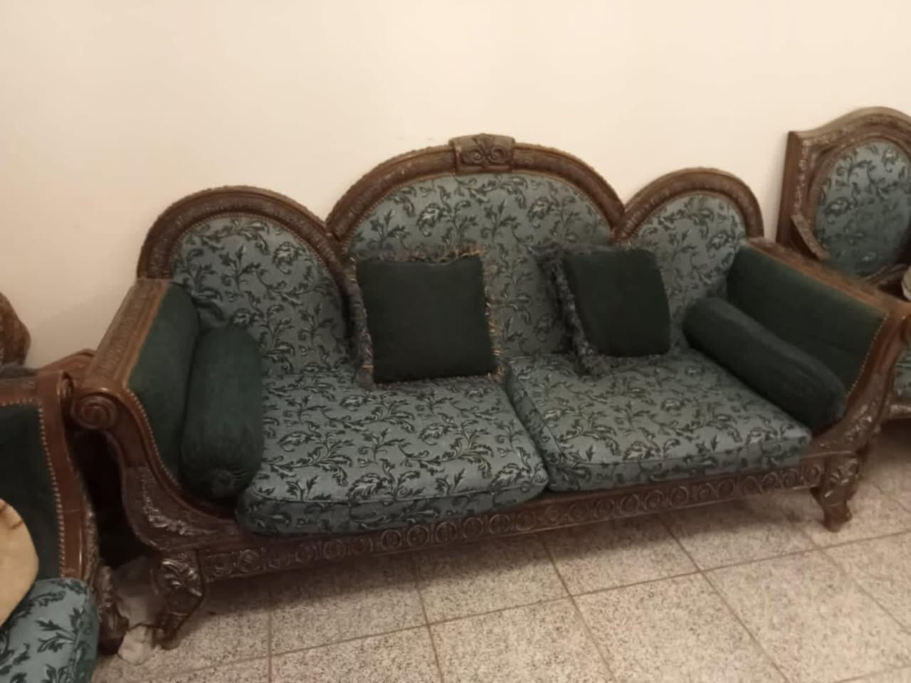 :
✨ للبيع تخم استقبال ملكي  ✨

🛋️ التخم يتكون من:
✔️ قنفه ثلاثية
✔️ قنفه ثنائية
✔️ كرسي مفرد4قطع
✔️ طاولة وسط كبيرة
✔️ طاولة جانبية 2

🔸 خشب متين محفور بتفاصيل فخمة.
🔸 قماش راقي بلون شذري مزخرف.
🔸 الطاولات زجاجية بتصميم أنيق.
🔸 نظيف 

📍الموقع: (الدوره شارع الصحه)
💰السعر: (التخم مع الطبلات 500وبي مجال ”)
📩 للاستفسار والمزيد من الصور يرجى مراسلتي على الخاص


**إذا كنت صاحب هذا الإعلان وتريد حذفه لأي سبب، رجاءا أرسل رسالة إلى الدعم الفني**