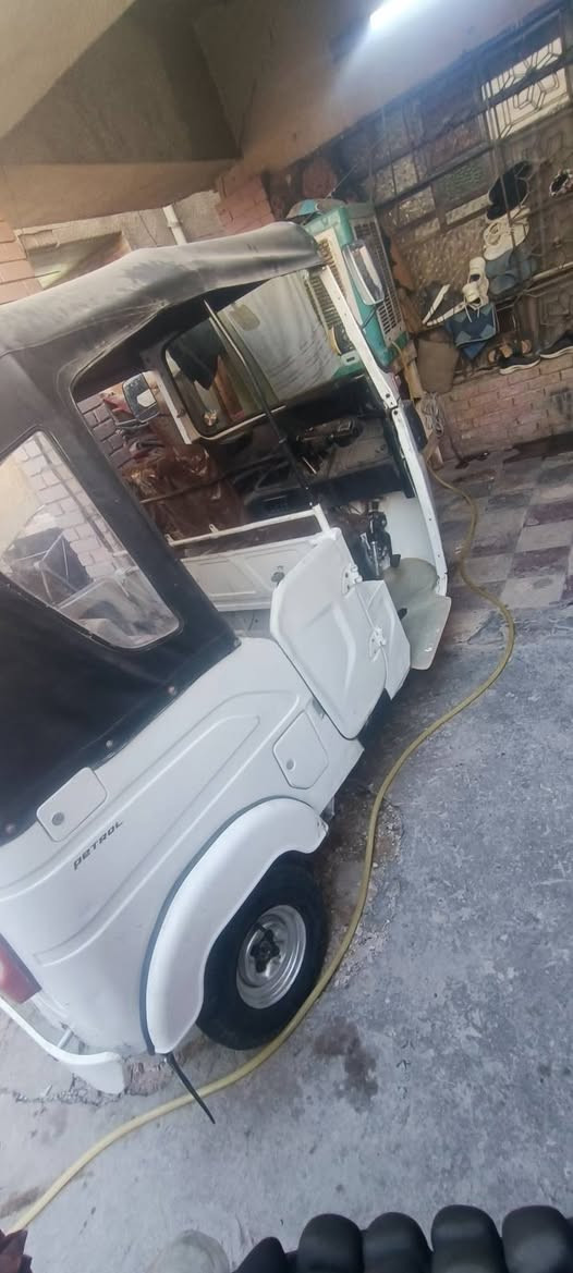 سلام وعليكم تكتك موديل 22رقم بغداد عربي بسمي قبل سبوع حولتها وهزه جديده المكينه مكفوله بس ضربه بصفحه بيها ولان حتاجيت اريد ابيع الله شاهد سعر 8وبيها مجال نشالله 
عنواني الشعب حي سومر ***********
