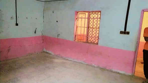 بيت 🏠 ايجار بتجاوز حي الشرطه شارع المستوصف ايجاره 150 غرفه وصاله ومطبخ وصحيات ***********
