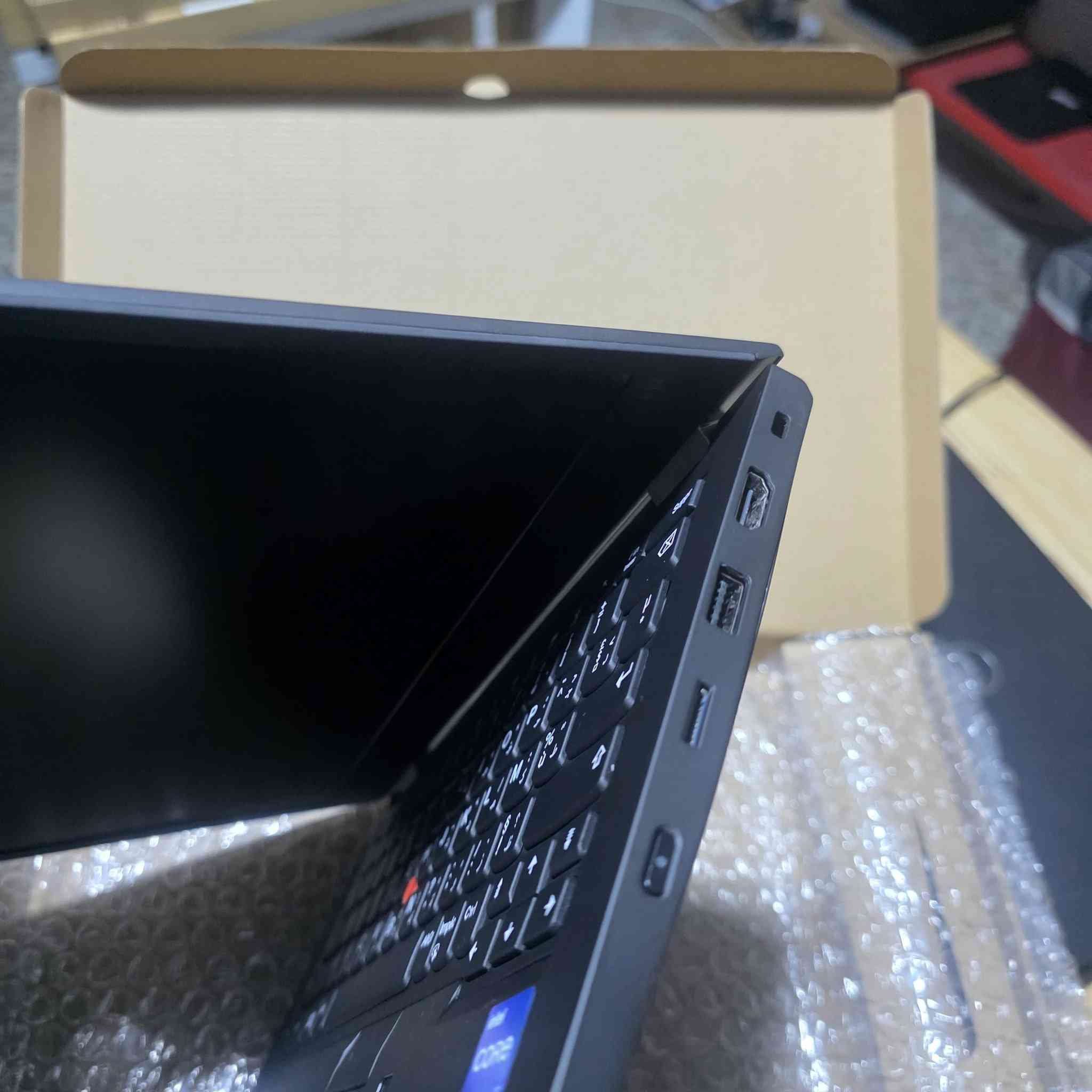 #اناقة_وتميز_الثنك_باد_من_لينوفو

💼 Lenovo ThinkPad L13 Gen2
المواصفات : 
🔹 المعالج: Intel Core i5 – الجيل 11
🔹 الذاكرة: 8GB DDR4
🔹 التخزين: 256GB SSD
🔹 كرت الشاشة: Intel HD Graphics 4GB 
🔹 الشاشة: 13.3 إنج FHD LED
🔹 المنافذ: Type-C (يدعم الشحن)

🔹 الحالة: وارد أوروبي غير مستعمل داخل العراق (كالجديد)
🔹 النظافة: 95% فما فوق
🔹 البطارية: بحالة جيدة (ضمان ساعة فما فوق)

🎁 يشمل هدايا: حقيبة + ماوس
🚚 توصيل مجاني

🔐 الضمان:
🔹 فحص وتشغيل أمام المندوب
🔹 استخدام لمدة أسبوعين – أي خلل مصنعي يتم الاستبدال بنفس الموديل

💰 السعر النهائي : 380,000 دينار عراقي


**إذا كنت صاحب هذا الإعلان وتريد حذفه لأي سبب، رجاءا أرسل رسالة إلى الدعم الفني**
