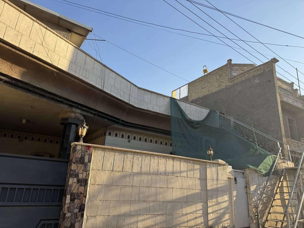 السلام عليكم  بيت للبيع في منطقه الزعفرانيه قرب جامع الصدرين قريب على الشارع العام مساحته 250 طابو صرف متكون من 3 غرف نوم طابق ثاني غرفتين طابق ارضي مضيف جبير وباقي التفاصيل تواصل وياي واتساب موجود ***********
