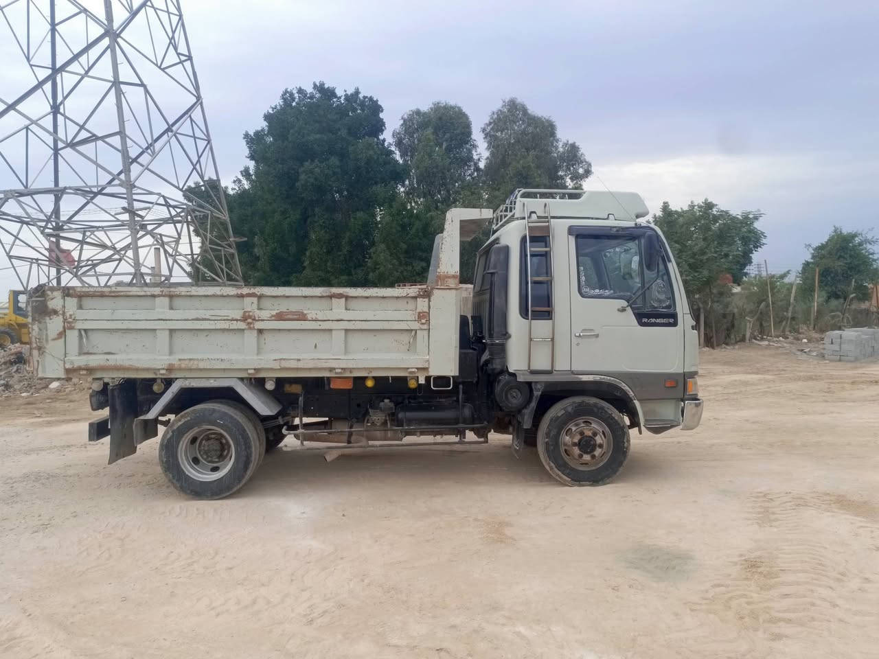 هينو طيرة قلاب بلادي للبيع  مكينة 70 7كير  موديل 90 منزل سنوية ل30 بسمي مكينة كير شاصي  كفالة عامة ***********
