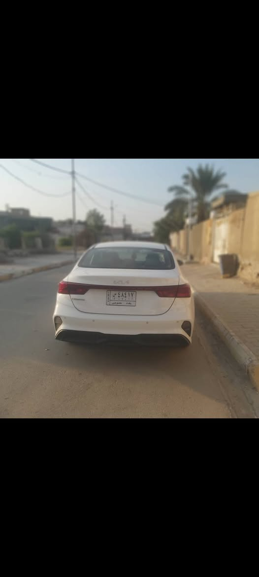 السلام عليكم سيارة كيا سيراتو موديل ٢٠٢٣ وارد خليجي محرك ١٦٠٠ مكفوله من صبغ او الضربة ماشيه ٩٠ بسمي السعر ١٧٥ وبية مجال بسيط ٠***********
