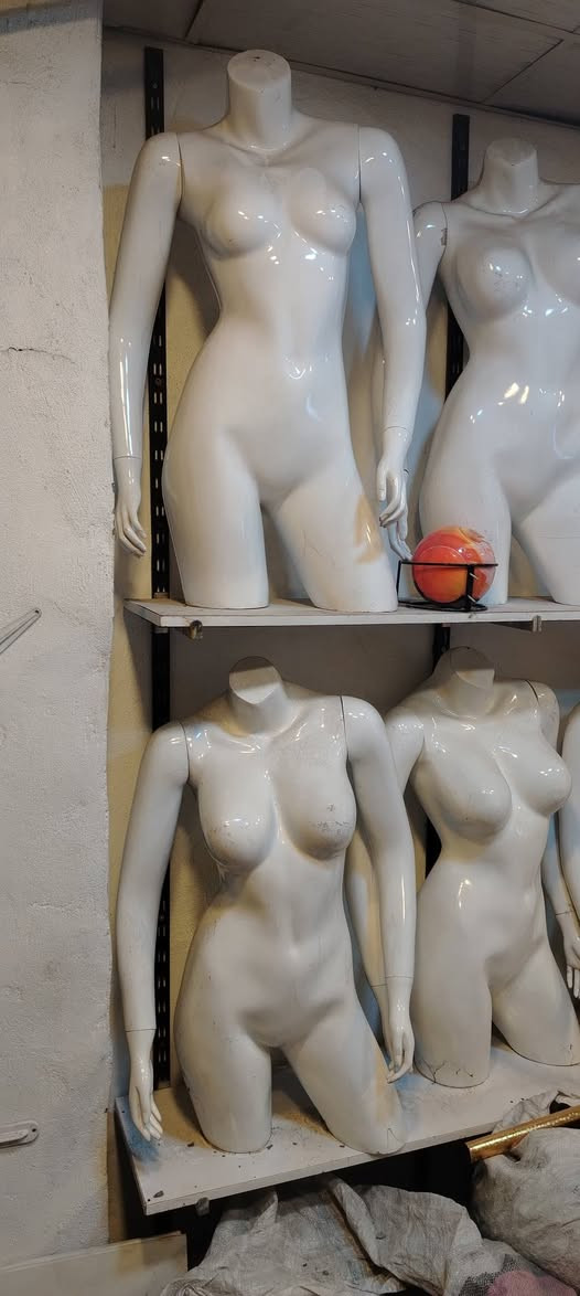 غراض محل للبيع
ملكانات كاملة عدد 4
ملكانات تلث ارباع عدد 20
فاترينه زجاج وسطي موضح بالصورة عدد 4
فاترينات خشب عمق 20 و ارتفاع بين رف و رف 25 عدد 10
فاترينات خشب عمق 25 وبين رف و رف 33 عدد 3
و سجج اسود موجود و بواري بيع شلعه و حده سعر اتساهل و ياه
للتواصل ***********
