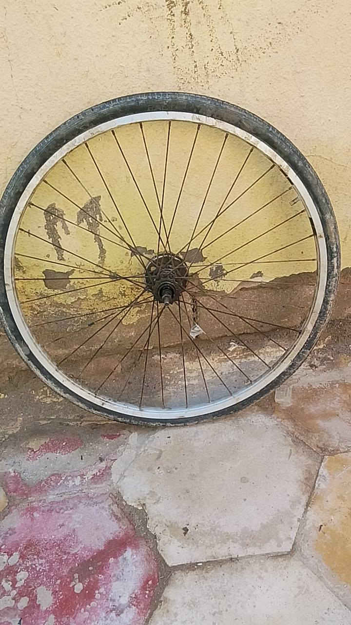 للبيع  اطار 27+تاير كامل 26.    +. جاملق خلفي 26 +بايدرات +ويل امامي 27 هاذ رقمي*********** وتساب بيه. سعر مناسب جدااااا.  ماسنجر
