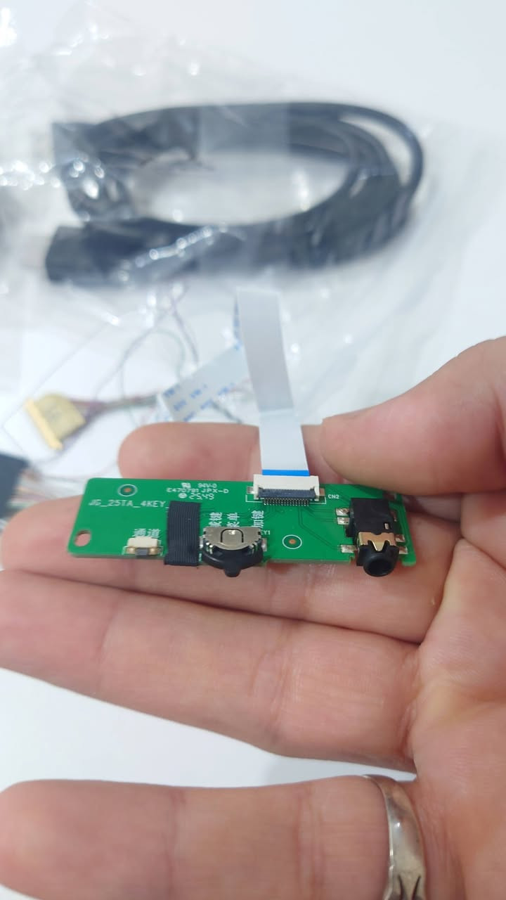 لوحة تحكم مخصصة لتشغيل شاشات LCD.
لوحة تحكم احترافية ومتكاملة من شركة VSDISPLAY الشهيرة، مخصصة لتحويل شاشات اللابتوب أو الشاشات الداخلية إلى شاشة عرض خارجية مستقلة تعمل على أي جهاز.
- المعالج الرئيسي: Realtek RTD2525BE عالي الأداء لضمان استقرار الإشارة والألوان.
- تدعم حتى دقة Full HD (1920x1080p أو 1920x1200p) بتردد 60Hz/75Hz.
- واجهة eDP (تتوافق مع أغلب شاشات اللابتوب الحديثة مقاس 11.6، 13.3، 14، و 15.6 بوصة).
- تحتوي على منفذين Mini HDMI لتوصيل جهازين بنفس الوقت والتنقل بينهما بسهولة.
- منفذ Type-C متعدد الاستخدامات يدعم نقل الإشارة الكهربائية وتغذية اللوحة بالطاقة.
- منفذ مخصص لتوصيل مكبرات الصوت (سماعات سلكية أو سبيكرات صغيرة).
- تأتي مع لوحة أزرار للتحكم في الإعدادات والسطوع والقوائم (OSD).
- تحويل شاشة لابتوب قديم أو مكسور إلى شاشة ثانوية للكمبيوتر.
- توصيل أجهزة الألعاب (بلايستيشن / إكس بوكس / نينتندو سويتش).
- مشاريع التعديل وصناعة شاشات صغيرة لأجهزة الـ Raspberry Pi.

25 الف


**إذا كنت صاحب هذا الإعلان وتريد حذفه لأي سبب، رجاءا أرسل رسالة إلى الدعم الفني**