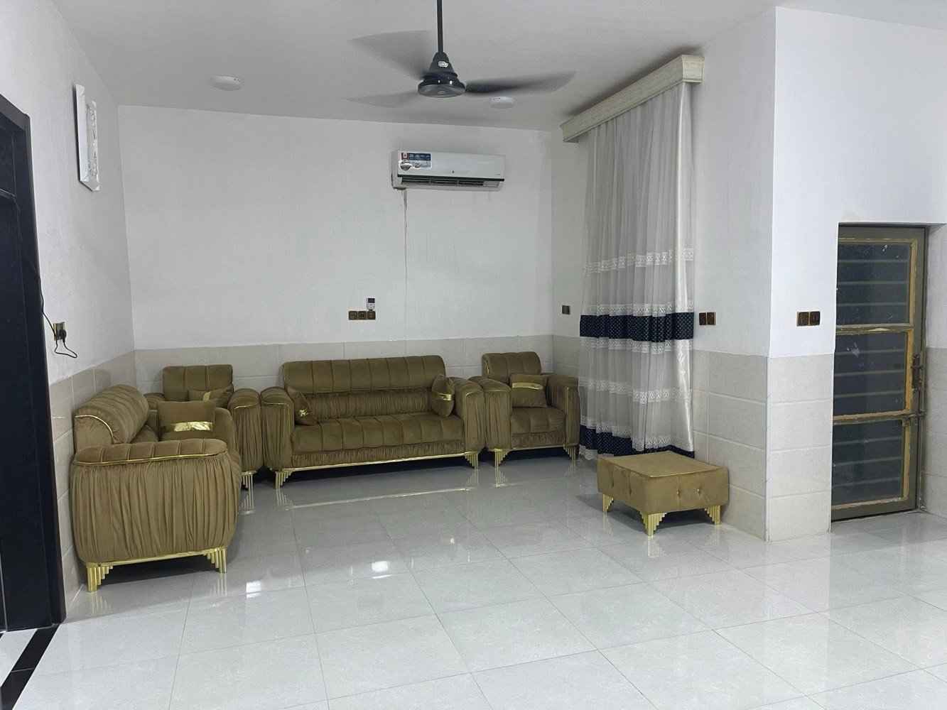 دار للبيع المساحة 200م
في 6 كيلو قرب ماركت زنبيل 
طابو صرف بأسمي 
الوجه 10 والنزال 20 
يتكون من كراج واستقبال وكيلدور 
وصالة كبيرة ومطبخ وغرف 2 ومناور 2 وصحيات داخلية وخارجية 
البيت جديد بناء سنة 2023 
للاستفسار الاتصال على الرقم *********** متوفر واتساب 
السعر 110 
البيع نقد فقط