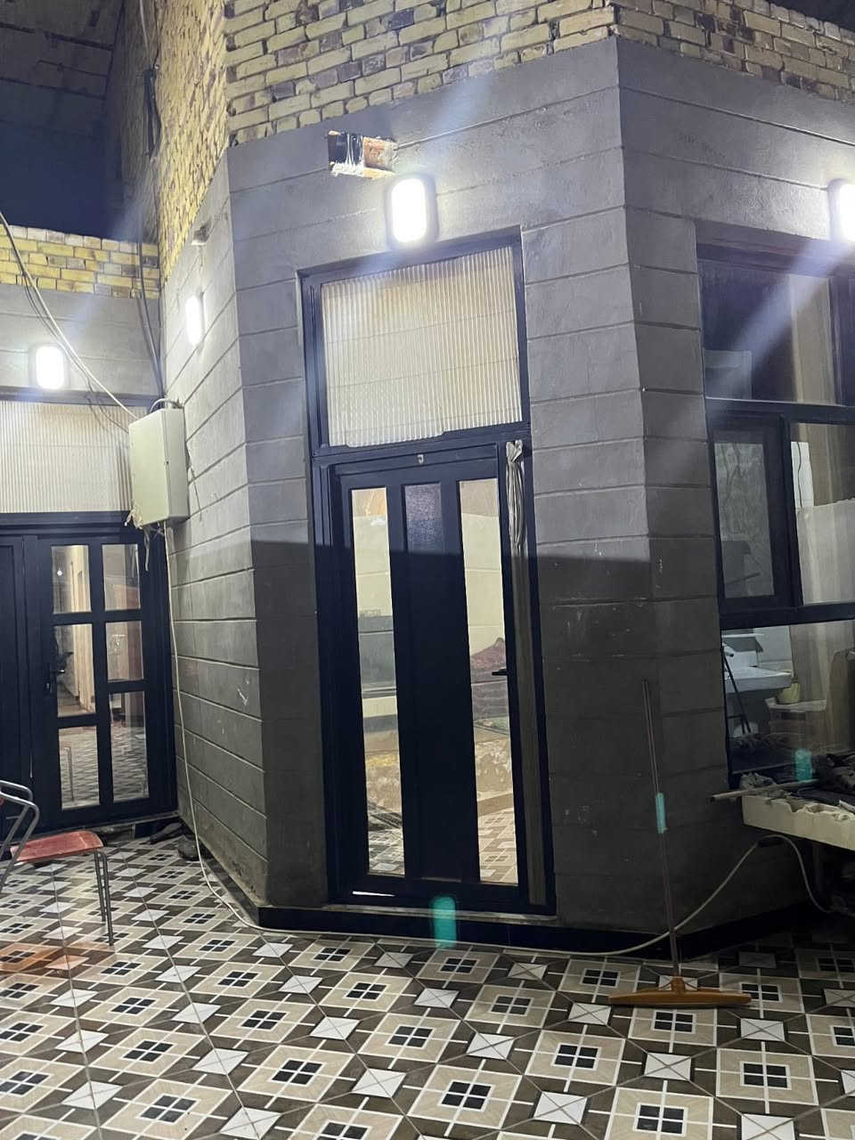 مساحة البيت 150
واجهه 6
نزال 25
عكاده يحتوي على طابقين
الطابق الاول صحيات داخليه وخارجيه مطبخ غرفه واستقبال وصاله
الطابق الثاني كامل هيكل كهرباء ومي ومجاري 
يحتوي على غرفتين وصاله وصحيات
السعر88 وبي مجال 

العنوان التقيه الثالثه مجمع الروان ( 0781 022 3310 )
