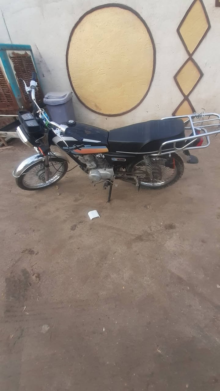 سلام عليكم ٤كير نضيفه سعر ٣٠٠قفل مكاني عمود ٣٥٠ رقمي ***********
