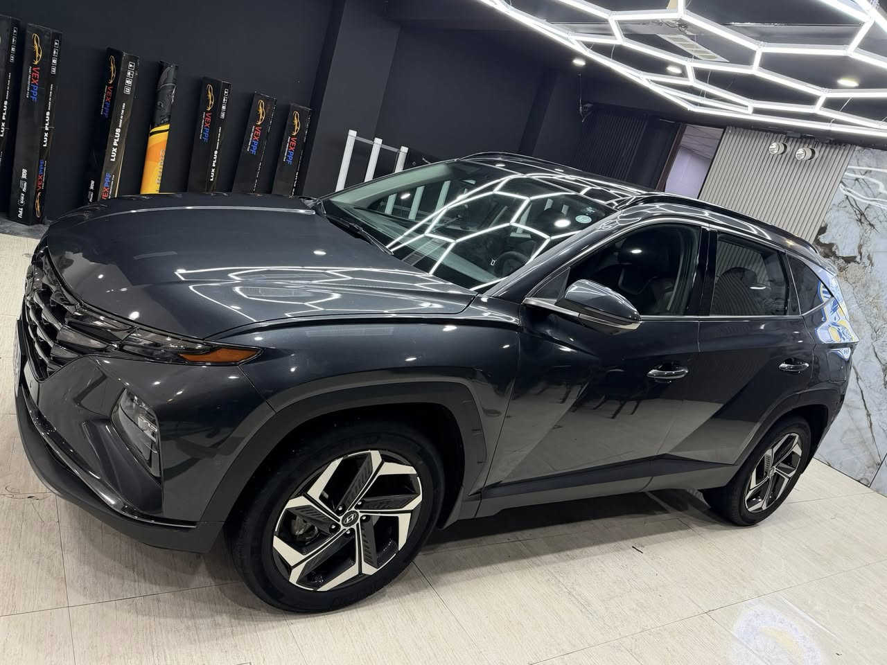 السلام عليكم 
هونداي توكسن 2023 مواصفات vip بسعر جداً مناسب 
السياره اعلى فئة مواصفات 
بانوراما 
بصمة
كير دكم
كشن جلد 
كشن تدفئة وتبريد
رادار 360 درجة
كاميرات 360 درجة
شاشة جبيرة 
عداد ديجيتال
ستيرن هيتر
اوتو بارك
محرك 2500 مرغوب
وكلش هواي مواصفات بعد 
حادث امريكا جاملغ خلفي ايمن وباب ايرباك فقط برده جهة السكن وبيها 6 قطع كلير ابيعلك حزام شرط بجم وخلف كبس وضع شركة وبدون ايرباك عدا ايرباك الحادث 
كير ومحرك وكهربائات كلة بشرط على وضع الشركة
السيارة جداً نظيفه ومرتبه ماشيه 51000ml
للاستفسار والسعر ***********
