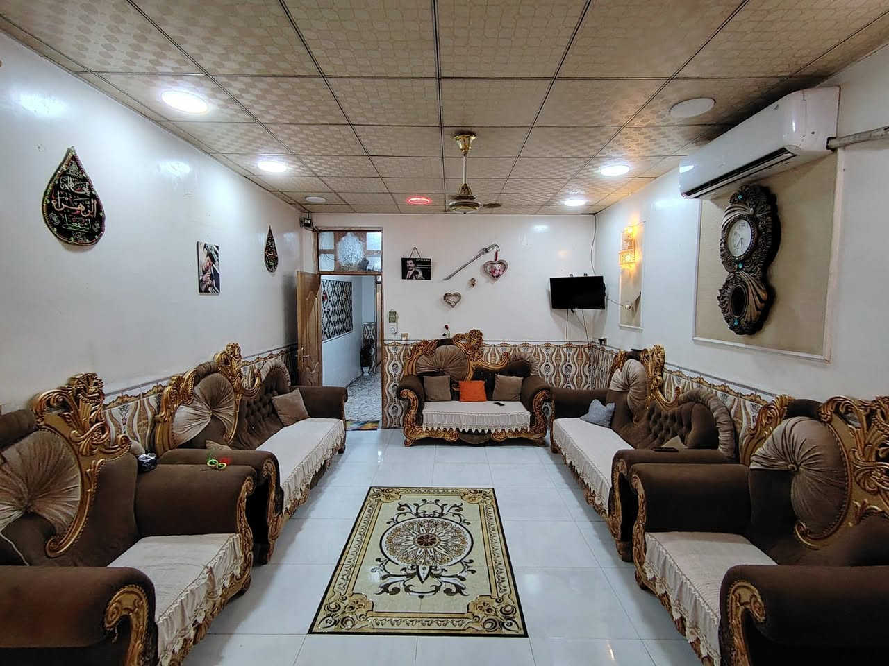 السلام عليكم بيت 100 متر طولاني يحتوي صاله كبيره + هول + مطبخ + غرفه فوق ارضيه نظيفه جدران جدران نظيفه سقوط ثانويه بناء طابوك السقف صف عنوانه ورديه خارج خط النفط قرب أسواق ابو سلام السعر 32 متواجد خط واتساب ***********
