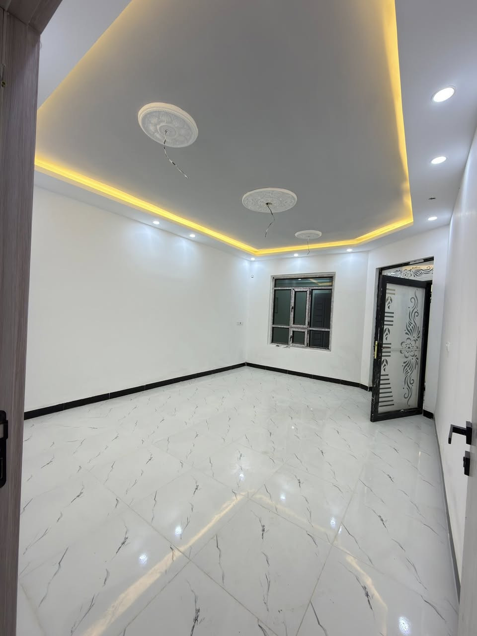 دار 🏠 للبيع في تكريت الديوم منطقة ال14
من ارقة مناطق الديوم 

المساحة 150 متر ركن واجهة 10 نزال 15

الدار زيرو شغل فول الفول

الدار بموقع مميز قريب من المدارس والسوق ومقابيل شارع 60م

الدار ركن على شارع 20م وعلى شارع 15م

يتكون الدار من 

ثلاث غرف نوم 🛌 

واستقبال ومطبخ نضام حار بار وكراج يسع سيارة

ومجاميع صحية ومناور

الدار سحب مغربي ابواب داخلية تركي

شبابيك المنيوم ابواب خارجية قاصة

الدار بأسمي وتحويل مباشر

للاستفسار الاتصال

***********

***********
