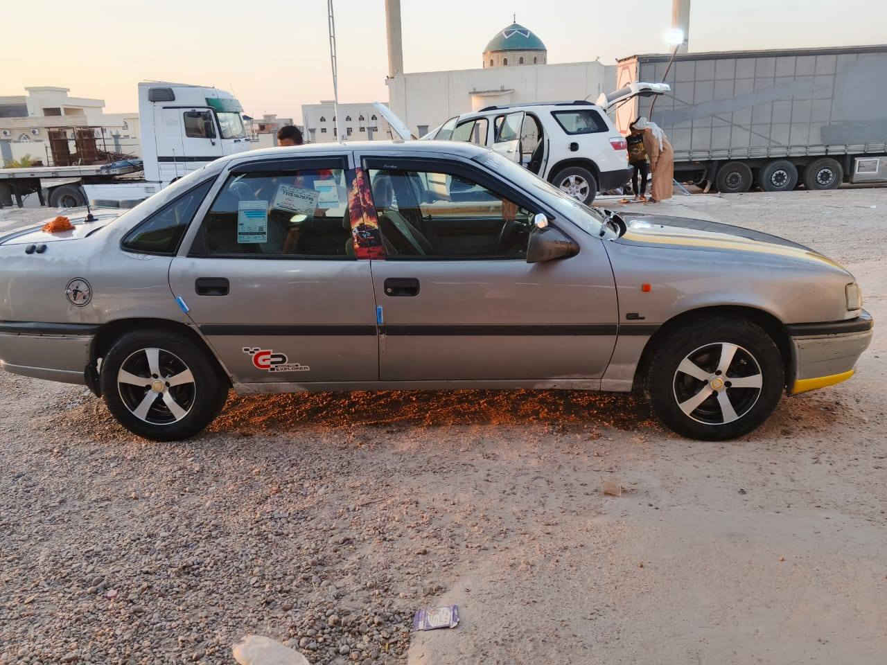 للبيع... 
اوبل فكترا
  موديل :93
محرك 2000
كهربائيات فول
حداديه ممتازه 
تخم تاير
مابيها قطرة صبغ .. مبدل بيها بنيد 
السياره نضيفه ومابيها خويس 
رقم بغداد 
عارضها ب 37 وبيها مجال للشراي 
وترهم مراوس ب لوڤ مال مزاد 
‏‪***********‬‏
