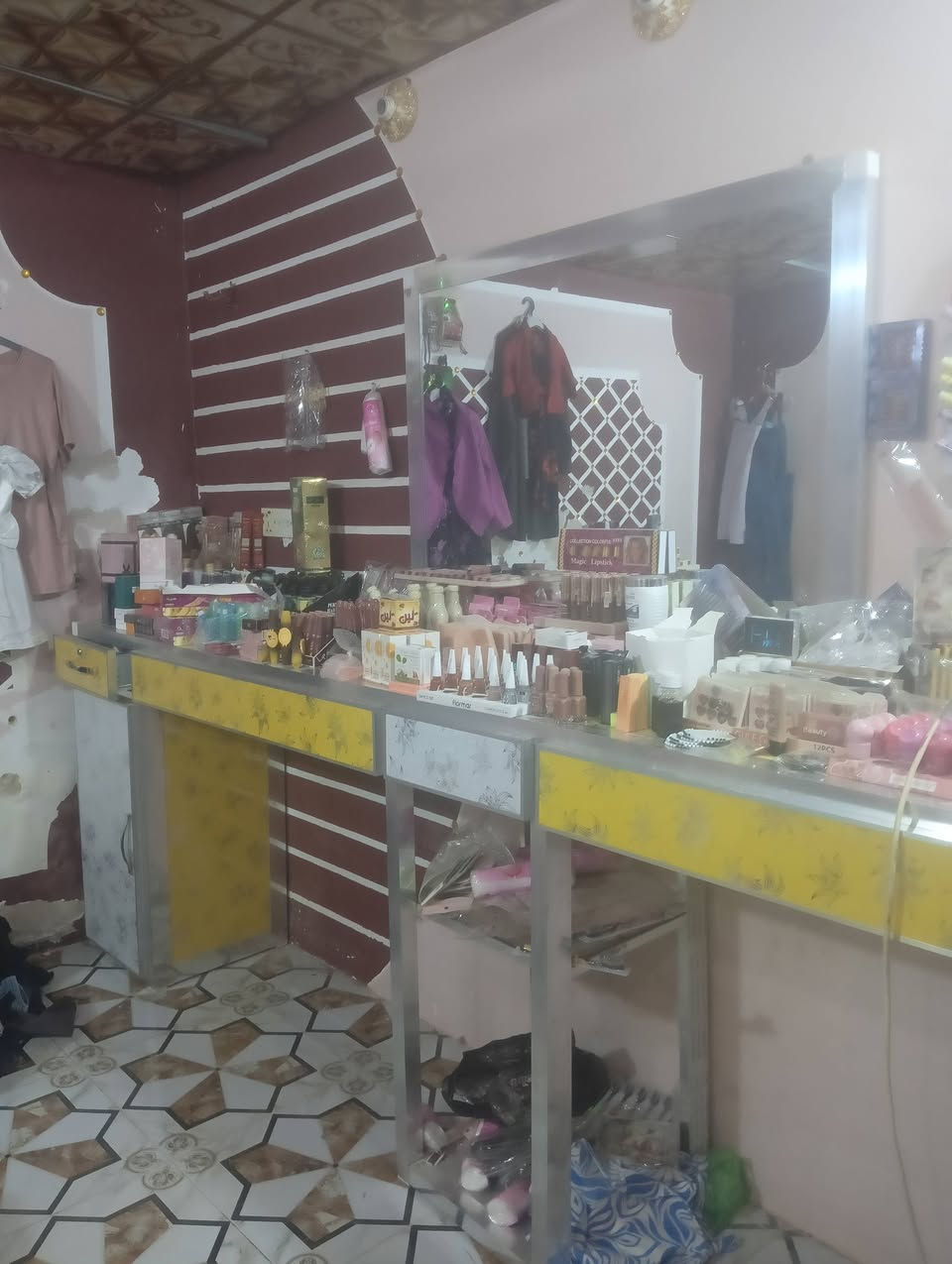 ميز حلاقه مع مرايات 2 السعر 200 وبي مجال 
للتواصل   ***********
