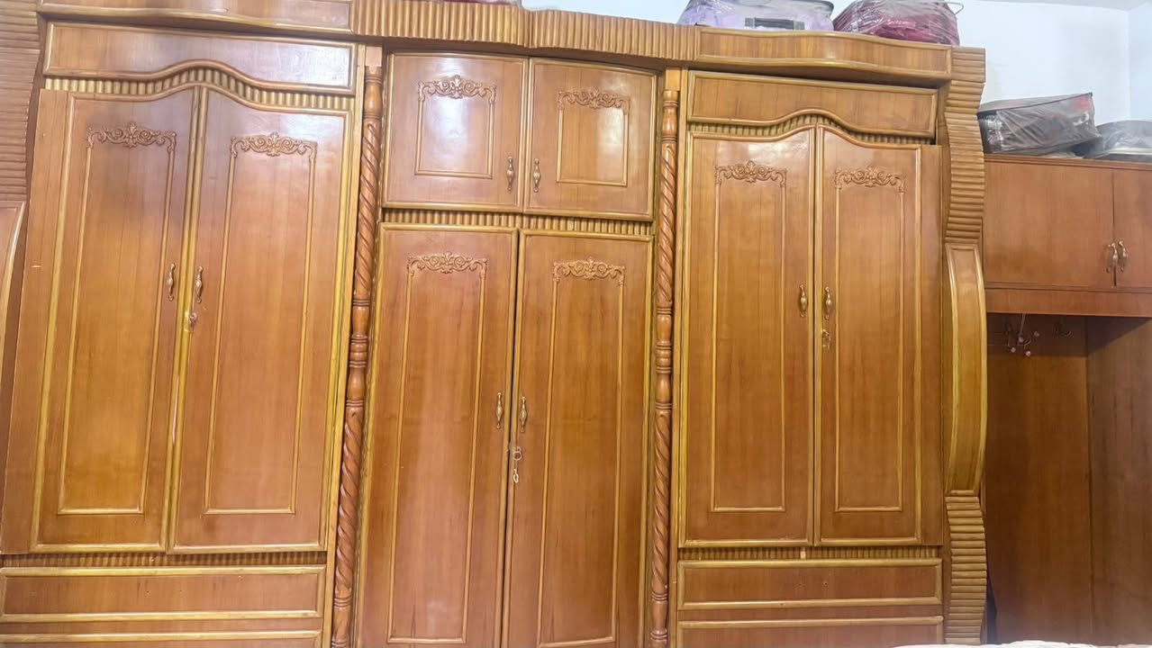 سلام عليكم
بيع غرفه اخشاب مستعمله   ضرر فقط بالميز المرايه  العنوان بابل حي الصدرين  السعر 700 وبيها مجال***********
