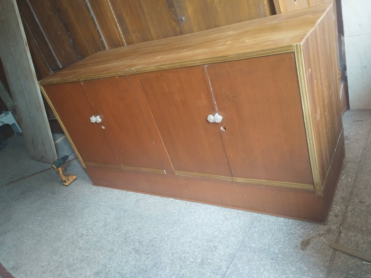 يالله 
متوفر كنتور بابين ملحق نضيف جدا مع يدات وقفاله جدد 
ومتوفر بوفيه 4 ابواب نضيفه 
بسعر مناسب جدا 
العنوان/ واسط نعمانيه شارع 13 مقابل بيت حجي خيون 
للاستفسار مراسلة الصفحه او الاتصال 
*********** واتساب فقط 
***********
***********
