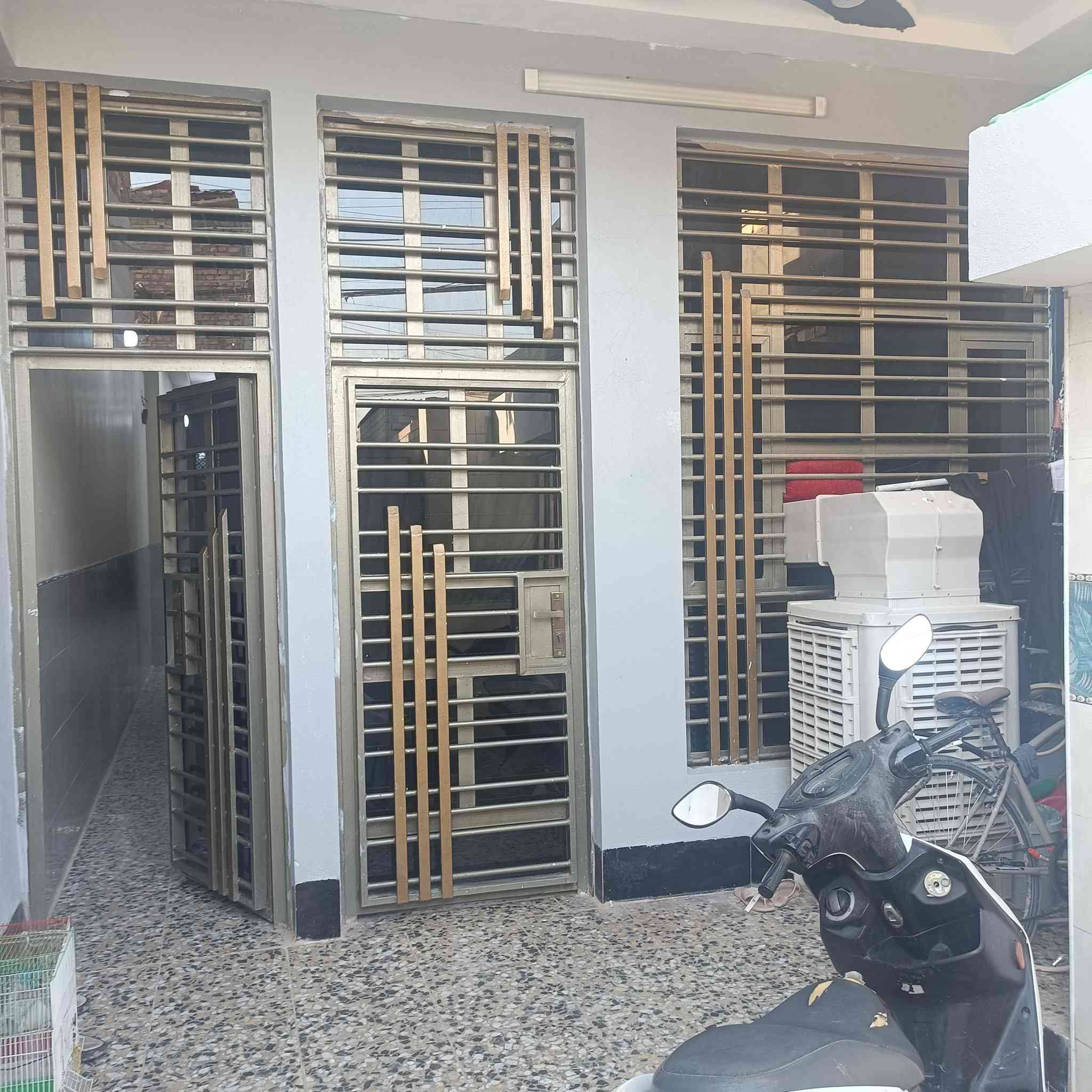 السلام عليكم بيت 100 متر للبيع
واجهيه، 4 و نص نزال 24 بناء 2024 بيت نظيف جداً،  الطابق الاول كامل و الثاني بناء صاعد للرباط ناقص فقط سقف. يحتوي بناء الاول على حمام معزول عن صحيات خارجيه، مع حمام داخلي، مع استقبال و غرفة نوم و حولي و المطبخ بداخل الترك، المكان الحسينية مسقط شارع عقيد علي و قريب على المستوصف
السعر 65 و بيه مجال قليل للخيرين
رقم الهاتف، *********** يوجد واتساب
