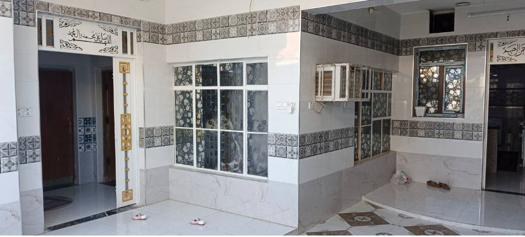 على بركه الله اللهم صل على محمد وآل محمد 
‏
‏دار طابقين للبيع  طابو ملك صرف تحويل مباشر  المساحة 370 متر الواجه 16متر الدار داخل وخارج سيراميك
‏
‏
‏العنوان قضاء بلد حي الحسين الثانيه قرب القاعه الرياضيه المغلقه خلف سنتر بيت جدو للملابس 
‏
‏يحتوي الدار : الطابق الاول يحتوي على غرفتين نوم  ومطبخ  كبير حار وبارد وصاله كبيره وهول كبير واستقبال كبير 
‏
‏وصحيات داخليه وخارجيه وكراج سياره داخل الطرمه
‏
‏الطابق الثاني: يحتوي على غرفتين نوم وحمام وصحيات 
‏ 
‏ الاستفسار اتصل على الرقم ***********
