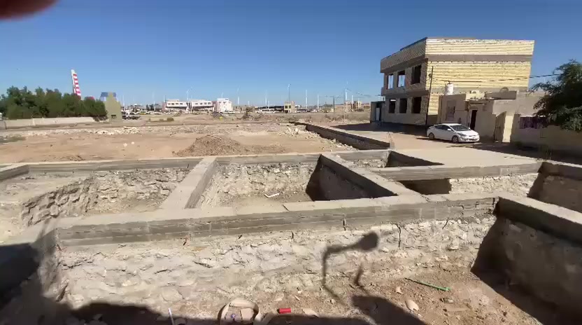 عرصة 200 متر بالصياغ قرب الملعب قريبة على الشارع العام مع رباط عالي عن الشارع منطقة نازلة بيه خدمات حاليا سبيس بيه
***********
