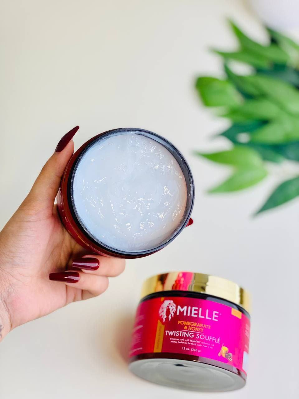 ✨ MIELLE Pomegranate & Honey Twisting Soufflé ✨
كريم مخصّص للعناية بالشعر الكيرلي والمموج، تركيبته غنية بمستخلص الرمان والعسل المعروفين بقدرتهم العالية على ترطيب وتغذية الشعر من الجذور للأطراف.

🍯 الفوائد:
يمنح ترطيب عميق للشعر الجاف والمتقصف.
يساعد على تعريف التموجات والكيرلي بشكل طبيعي ومرتب.
يقلل النفشة ويخلي الشعر ناعم ولامع.
غني بمكونات طبيعية تغذي الشعر وتحافظ على صحته.

مثالي للشعر الكيرلي الكثيف 
✅ مناسب للاستعمال اليومي وما يترك أي تراكم ثقيل على الشعر.
يُستخدم لتصفيف الشعر المجعد والسميك، خاصةً لتقنيات مثل التويست والجدائل. يعمل على تحديد التموجات بدقة مع توفير ترطيب مكثف ولمعان للشعر. 
تركيبته خالية من الكبريتات والبارابين والمواد الكيميائية الضارة، مما يجعله مناسبًا للشعر المجعد من النوع الرابع. يحتوي على مكونات طبيعية مثل مستخلص الرمان والعسل والزيوت الأساسية لتغذية الشعر.
#الاصلي المنشأ امريكا 🇺🇸💯
🚘يوجد خدمة توصيل لجميع محافظات العراق ٤ الاف 🚘
للحجز والاستفسار خاص 🩷


**إذا كنت صاحب هذا الإعلان وتريد حذفه لأي سبب، رجاءا أرسل رسالة إلى الدعم الفني**