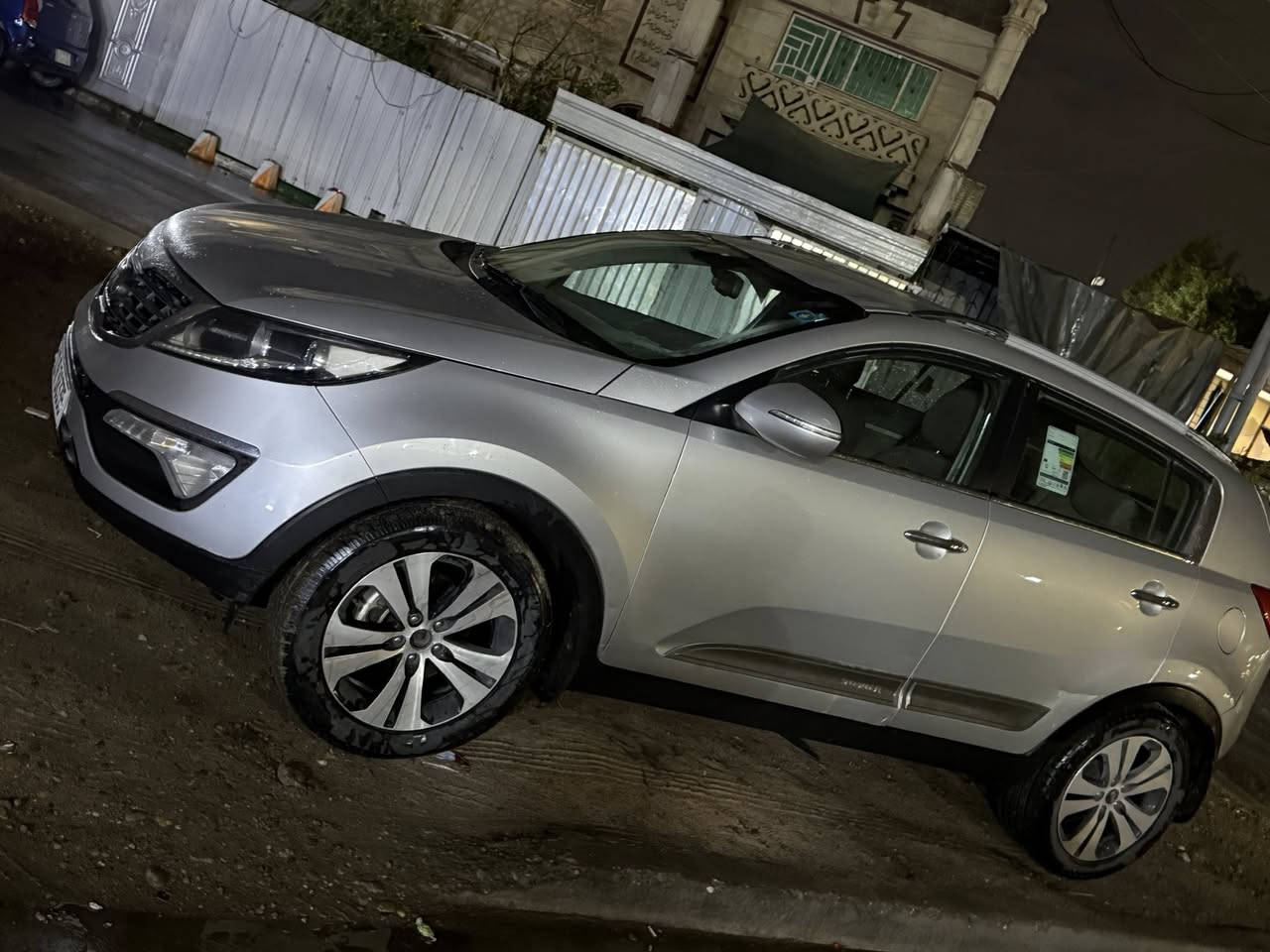 السلام عليكم       بيع او مراوس
كيا سبورتج 2014 خليجي محرك 2000 دوش ماشية 140 K السيارة مكفوله من الصبغ دى طخة بل صندوك ومصبوغ الصندوك بيه بارد بل باب ممبين مري شفط كامرة تحكمات ستيرن رقم وهزة وتجديد سنوية كلهن جدد السعر 132$ وبيها مجال مكاني حي العدل***********
