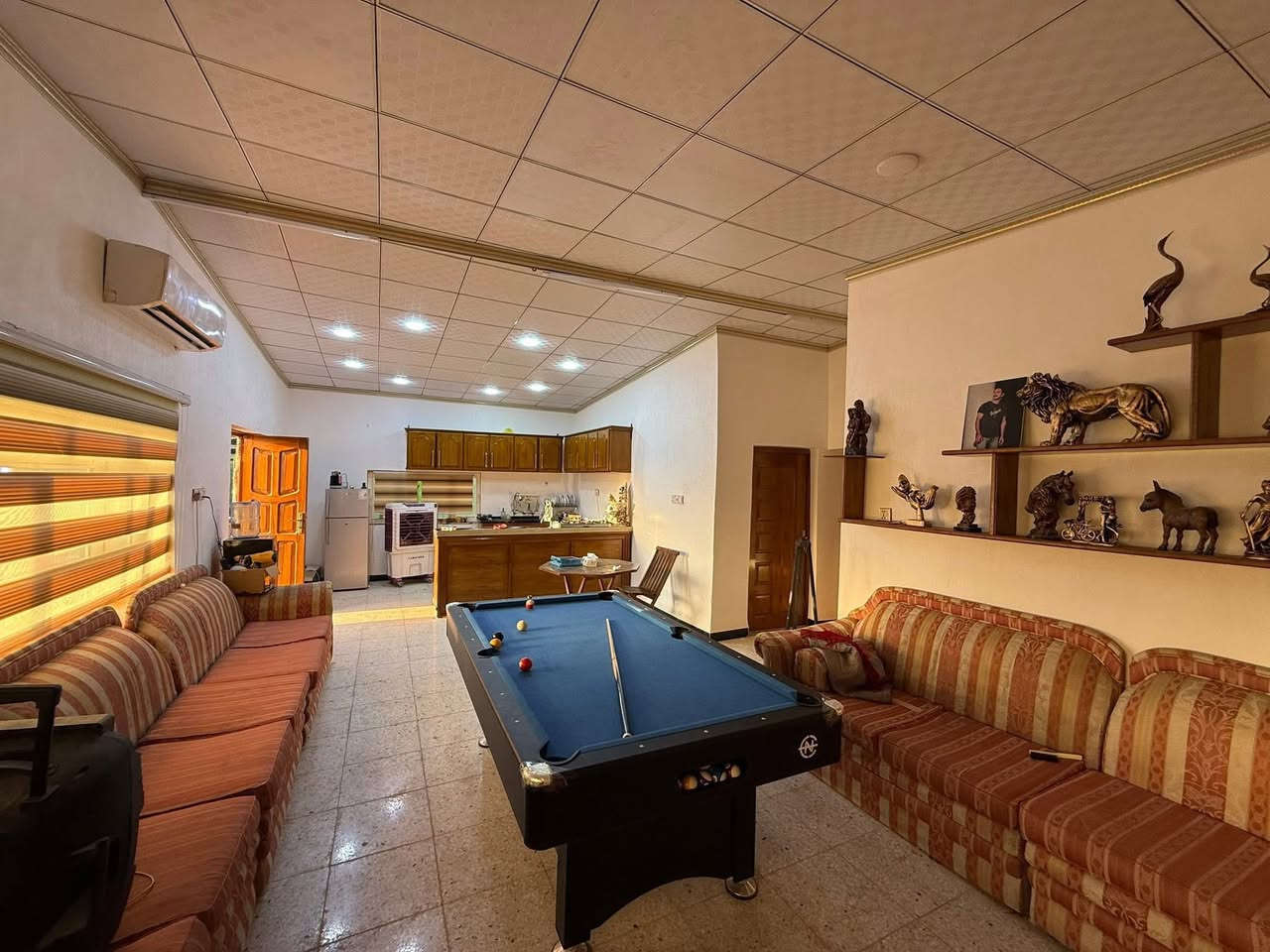 #مزرعة_للبيع – مؤثثة بالكامل
📍 العنوان: الديوانية – نهاية حي الجامعة -زراعي سند 25 
💡 تصلح للسكن والاستثمار

المساحة والمواصفات:
 • المساحة: 1850 متر
 • الواجهة: 70 متر
 • النزال: 25 متر

المحتويات:

🏡 دار سكن جاهز:
 • غرفتين نوم
 • صالة
 • مطبخ
 • صحيات

🏊 مسبح حديث مع منظومة فلاتر كاملة

       -المسبح حار بارد 
       -دولفين ٢ للمسبح 
        -شلال للمسبح 
       -المنظومه مع ماطور وجهاز كلور 
        -المسبح نضام سكمر

⚡ مولدة يابانية 75 أمبير تعمل على الغاز والبنزين
    -وتحتوي ع بلازما عدد 2 حجم 75 
    -غرف نوم عدد 2 كاملات
        -سبالت عدد 3 
     -منظومه كامرات 
            -جهاز بلي ستيشن فايف
          -مبردات عدد 2
          -تانكي ابو 2000
          -ميز بليارد 
          -كاونتر كامل
          -ثلاجه 
          -مجمده
💧 خزانات ماء جاهزة للاستخدام

🔥 3 شوايات

🦅 طول المحميه مساحة 48 متر 
💦 3 نافورات
——————————————-
#متابعة_الصفحة
#نستقبل_جميع_عروضكم
———————————————————
🔺#للاستفسار الاتصال ع الارقام
*********** 📲 ارشد
*********** 📲  حسن 
—————————————————————
رابــط عروض https://wa.me/c/9647766761477
—————————————————————
او زيارة مكتبنا متواجدين 11 صباحاً إلى 8 مساء 
🔺مكتب دره المشرق للاستثمار والتطوير العقاري 
🔺العنوان:-حي الجزائر الشارع العام قرب مأكولات تشرين
