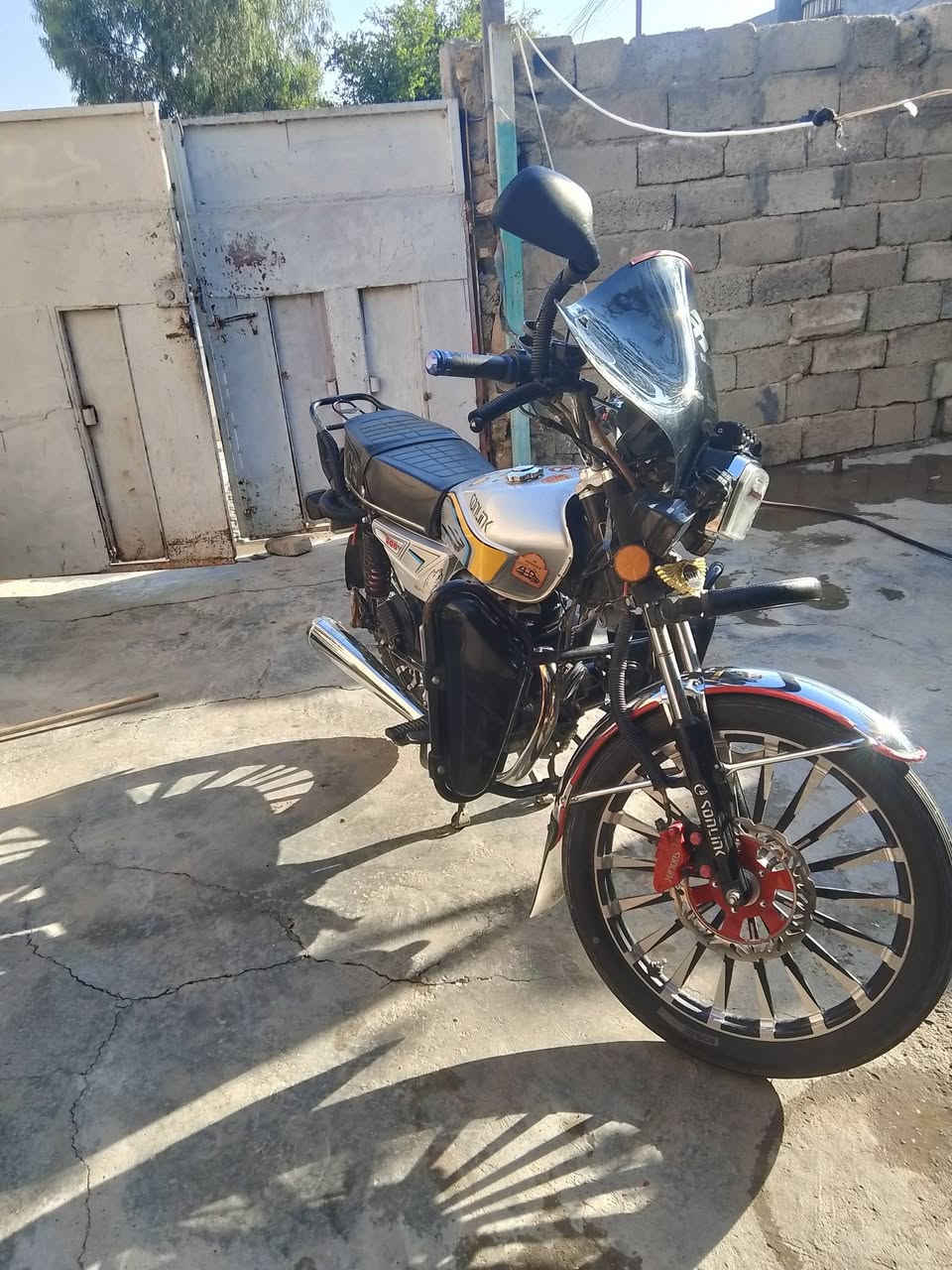 سلام عليكم دراجه سونك 2025 200ccدراجه نضيفه سعر 650 وبيها مجال ***********بس واتساب مكاني ابو غريب
