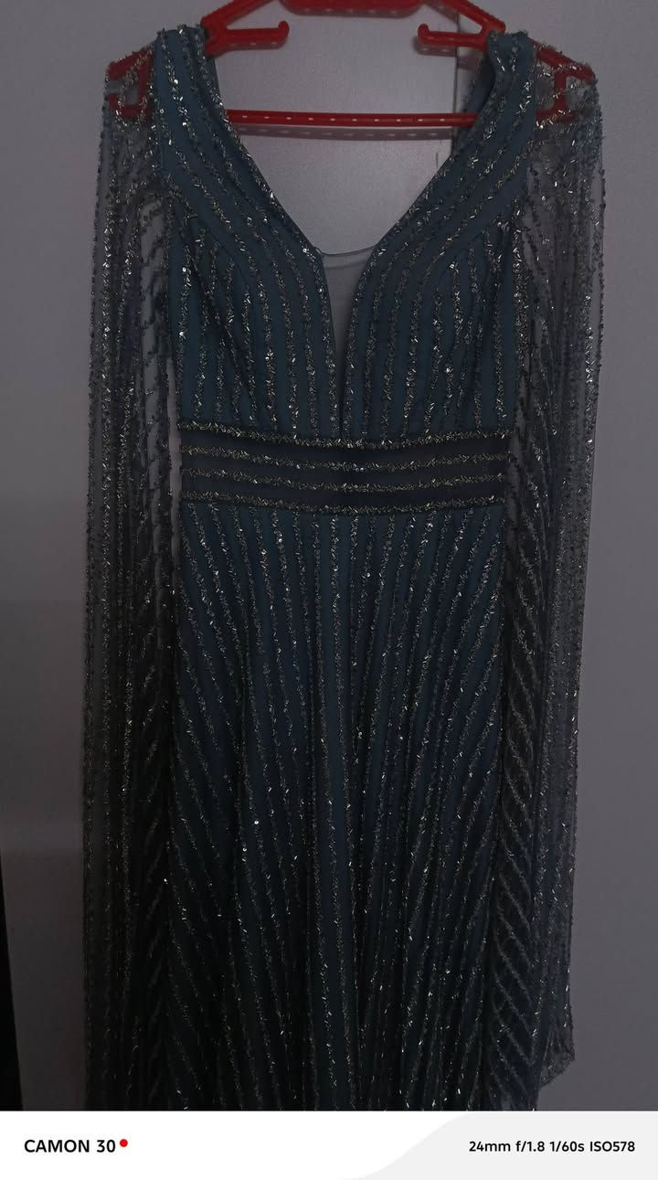 السلام عليكم عندي فستان  للمناسبات جديد مو ملبوس للبيع نفس الي بالصورة  بس الوان ازرق فاتح اشتريتا في 100 الف ابيعا في 60 الف. قياس s 36 وعندي زي كردي جديد مو ملبوس ايلبس قياس 37 36 38.


**إذا كنت صاحب هذا الإعلان وتريد حذفه لأي سبب، رجاءا أرسل رسالة إلى الدعم الفني**