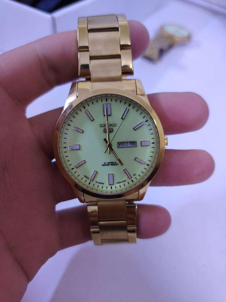 سلام عليكم شلعة ساعت بالة بي سويسري وبي ياباني كلة شغال ونضيف اي اسستفسار خاص او اتصال ***********
