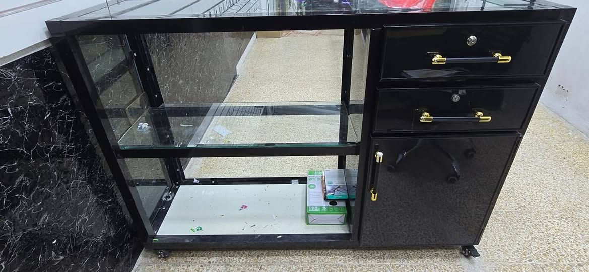 غراض محل موبايلات جاهو وكامل للبيع 
جامخانه 
رفوف  زجاج  عدد 4
رفوف ارضيه عدد 2 
لوحة كفرات بيضاء عدد 3
حمالات الكفرات عدد 100
ميز فاصل عدد 2
كرسي عدد 1 
كما موضح في الصور 
مستعمل شهرين فقط
الغراض مكلفاتني 1.550.000 
طالب عليهن 1.100.000
خاص او اتصال او واتساب 
***********
