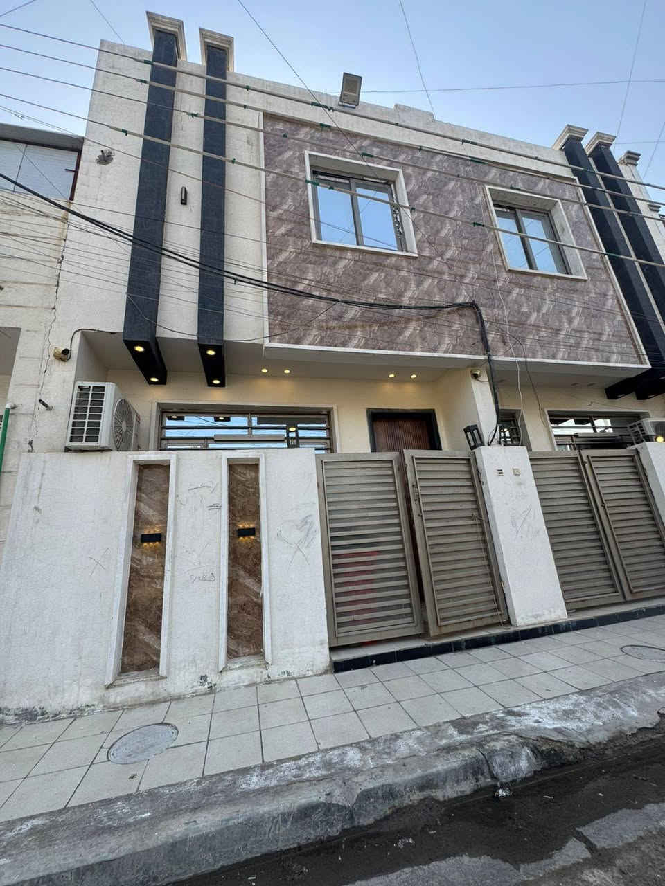 السلام عليكم يوجد مشتمل للبيع مساحة ٥٠متر واجهة ٥يحتوي علىَ ثلاث غرف نوم وصالة ومطبخ وخدمات بيت جديد موقع ممتاز ديوان المخابرات قرب حي الجهاد الاستفسار على هذا الرقم ***********
