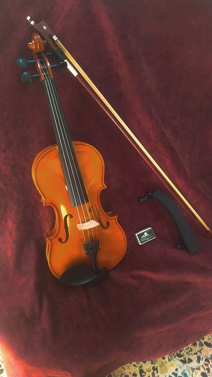 (🎻-)
كمال 
+حقيبه
+دامر
+اوتار احتياط نوه NAOMI
+كتافيه 
كل هاذ وبسعر 65 الف 
مكان بغداد.  الحريه
***********-بي واتساب
