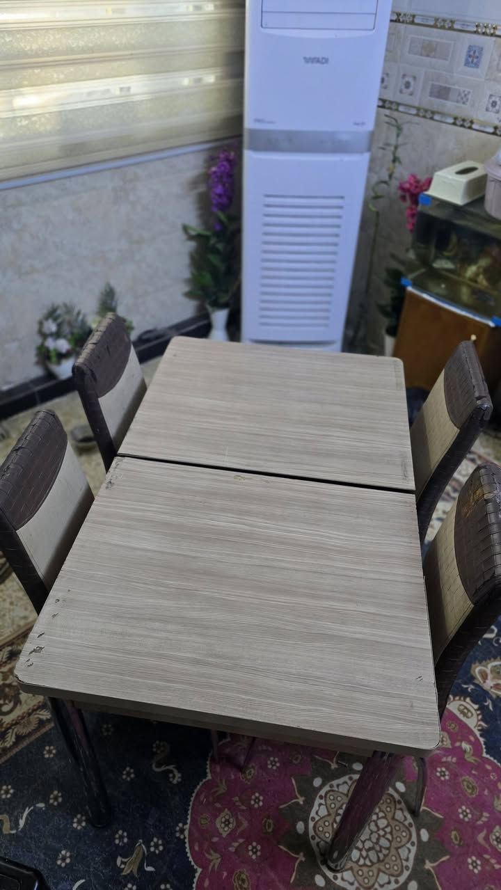 للبيع ميز و٤ كراسي سعر ٥٠ مكاني مدينه الصدر ***********
