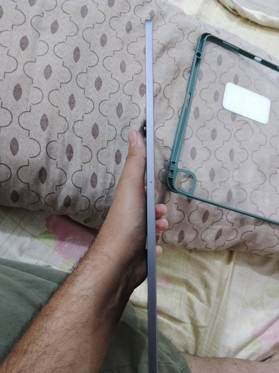 عندي ايباد برو ذاكره 256 اكبر حجم يعني عملاق حجمه 13 انج  نضافته 99% يشغل 120 فريم بالببجي مكاني بغداد زعفرانيه  سعره 600وبي مجال رقمي ***********
