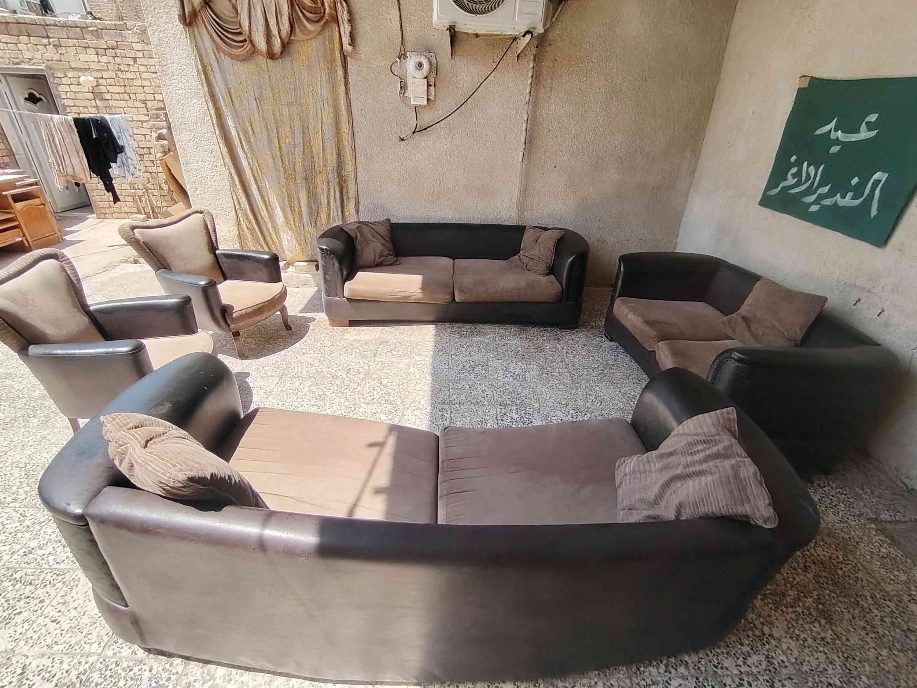 مناسب جدااا  طخم قنفات مستخدم  تركي جلد يحمل ١٠ أشخاص نظيف مع 5 كوشات ب 200 ألف *********** العمارة حي العسكري نهاية سايدين حي الفنانين 
