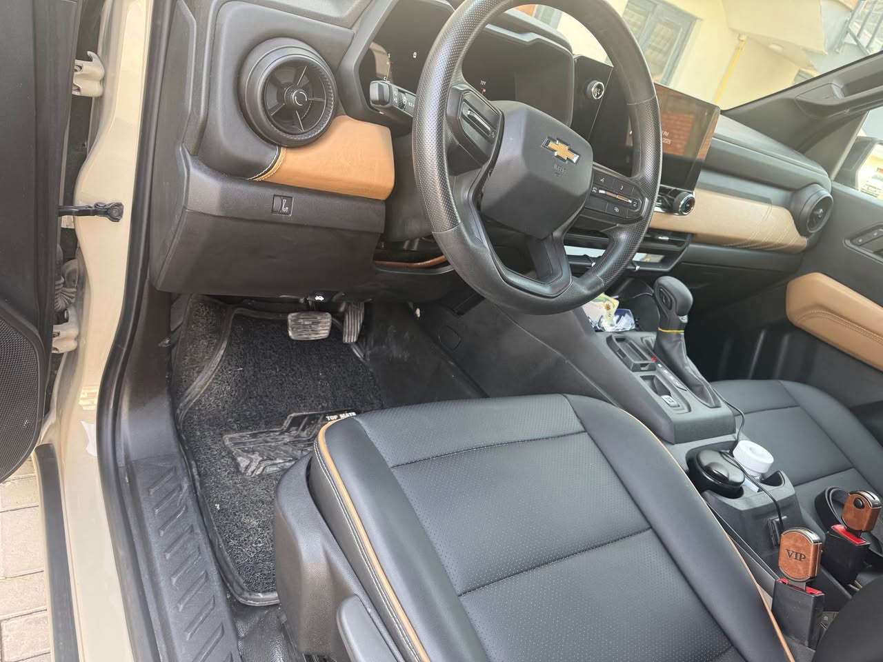 شوفر ليت كولورادو لون مميز رقم اربيل 
موديل 2023 حادثها جاملغ فقط ونفسه مصبوغ بدون دواخل وشرط الفحص محرك 4سلندر 2700تيربو كشنات جلد ATFرادار توقف ذاتي شاشه حساس لايت لد نهاري السياره وضع الشركه عنواني بغداد الكاظميه قرب المرور ***********
*********** بغداد, العراق
