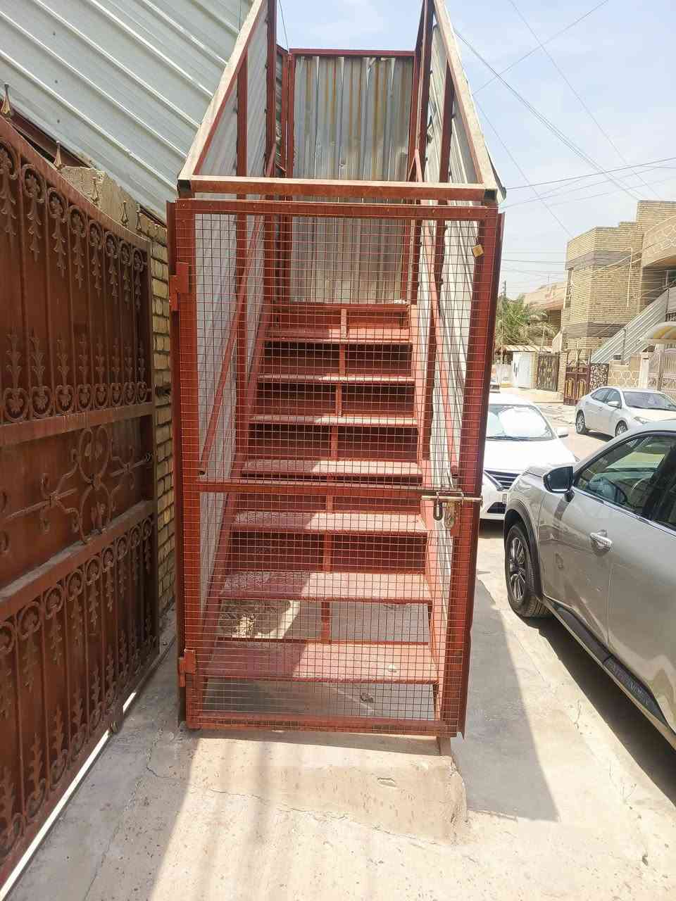 درج حديد ثقيل درجه اولى جنل وباية كيج عرض ٩٣وكيج ٤ملم عدد البايات ١٧باية طول٧مترات ويةصحن مربع وباب ومغلف ومحجر بالكونة طول ٦متر السعر ٢٥٠ تجي انتة اتشوفة وتفتحة  عنواني حي الإعلام هاتف ***********
