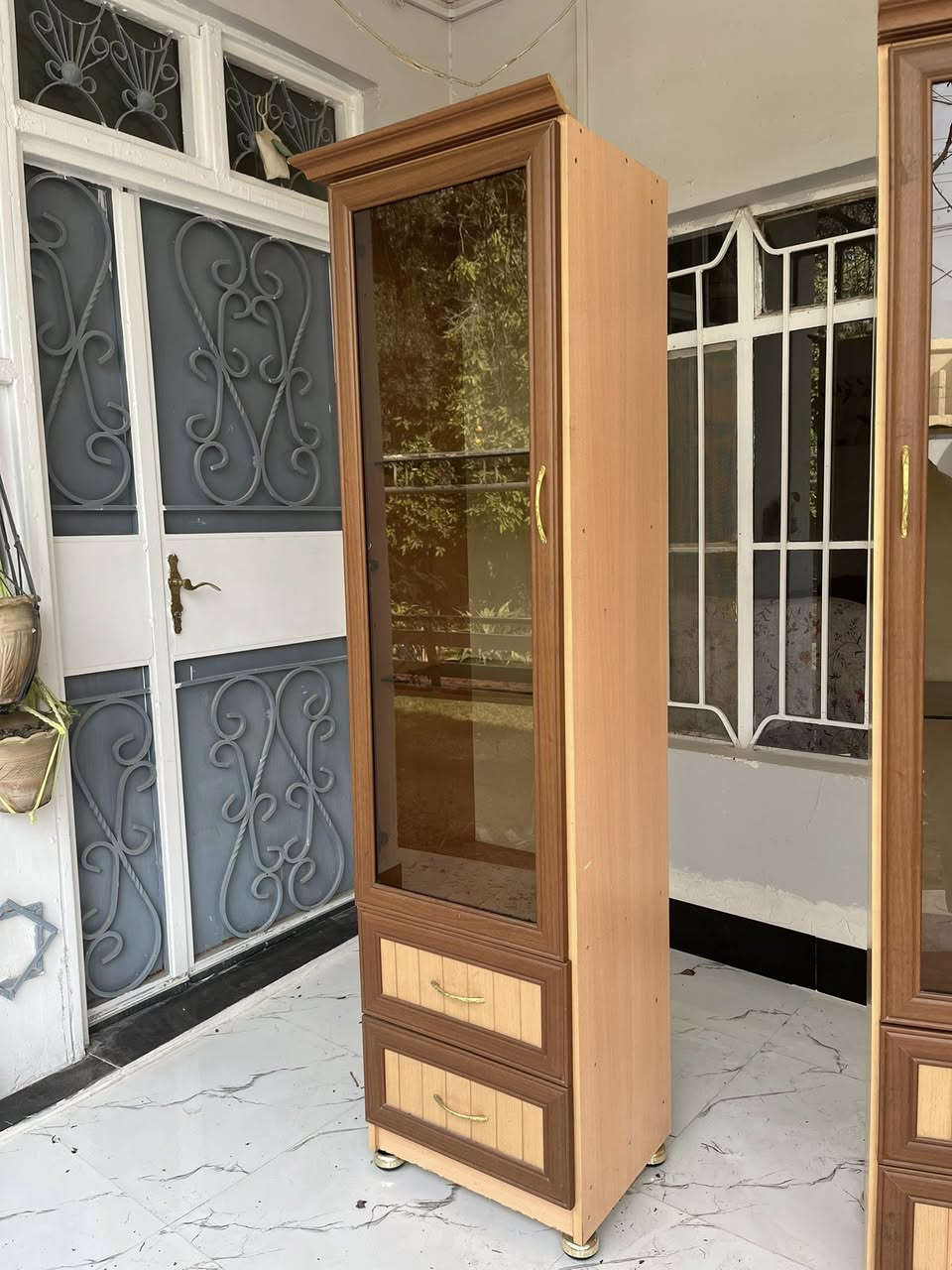 خزانة عرض (بوفيه) خشبية بحالة ممتازة
• مناسب للغرفة أو الصالة  
• أبواب زجاجية لعرض الأغراض بشكل جميل  
• 4 أدراج سفلية واسعة للتخزين  
• خشب متين وجودة تصنيع جيدة  
• لون بني فاتح وغامق يليق مع أغلب الديكورات  
• نظيفة جداً وخالية من الكسور أو المشاكل  

سبب البيع: عدم الحاجة.  

⭕️السعر : 150 الف 

⭕️التوصيل داخل طوز خورماتو فقط 

⭕️للاستفسار : *********** 
واتساب و محمول
