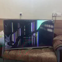 شاشة TCL حجم 50 موديل B8M   شاشته سقطت على الأرض مثل الي بالصوره وانكس...