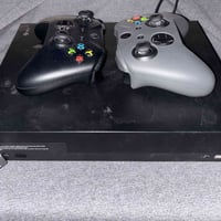 Xbox one x للبيع سعر 350الف مع جويستك عدد ثنين رقم تلفون 07832766614