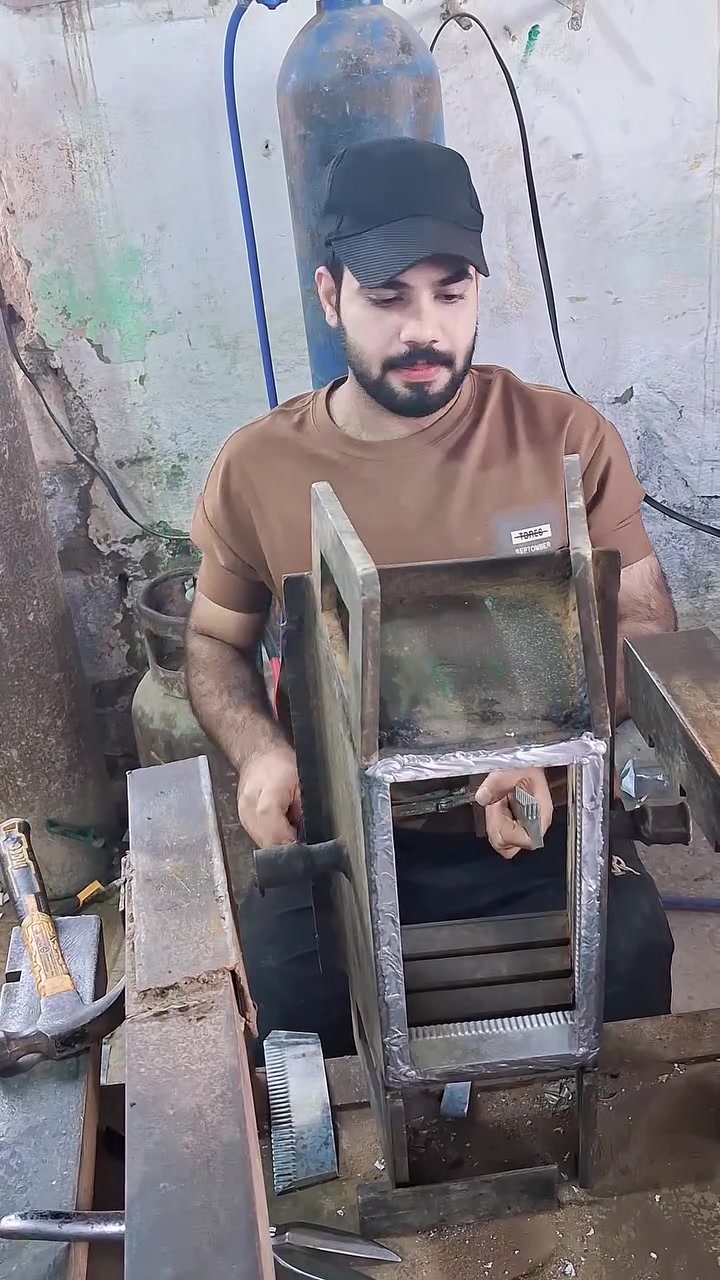 شغل قوالب معامل طابوق لشغل بي ضمان شرط ركن موس لبنه تخبل ولوجه يخلص ٥ بطاين يله يطك وكو توصيل يجيك سايق للمعمل ياخذ لقوالب ***********
