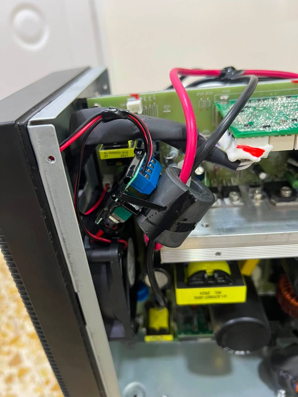رجعتلكم بحل صوت الفان على ups الاونلاين بعد التجربة الكاملة اخوان اولاً صار اسبوع اجربها والامور طبيعيه جداً وماكو اي سلبية واني قصدت وبهالمنشور اشرح عن نضام الـ ups كامل منشور شوي طويل بس تطلع منها بنتيجة

نبدي….

اولاً اخوان انواع الـ ups الي متوفرة عدنا اكثرها انواع اقتصادية وماتحصل بي مواصفات قويه لذلك تلكى بي صوت فان قويه يشتغل بشكل وبسرعه ثابته صوت قوي مزعج كلش اذا وضعو للـ ups حساس حراره ومروحه قويه سايلنت رح يزيد سعرها كلش 🔺السبب خلف تشغيل الفان بكل قوته وبكشل مستمر انو الشركات الصينيه من تصنع ups يحسب حساب انو يستخدمو جماعة المستودعات على اجهزة كثيرة التعدين والاجهزه الطبيه وغيرها من اعمال بهيج اماكن يشتغل بي اجهزة كثيره يصير حرارة قويه لذلك ييخلون ups مروحتها شغاله دوم بكل سرعتها حتى مايحمى نهائياً.

بس نحن نستخدمه بالبيت على بلي او pc فلذلك مانحتاج كل هالسرعه بالفان وبالعكس يسوي ازعاج ماتتحمل فـ هم مقيدينك هم ماتكدر تتحكم بي بالنضام نهائيا.

✅فـ نجي للحل____وركز للحل الثاني والنقطة الثالثة مهمة‼️

1- اخوان الحل الاسهل انو تجيب مروحة سايلنت ومراوح السايلنت ماموجود عدنا بالاحجام الي يجي عل ups فلذلك تضطر توصي من امازون ويكلفلك مبلغ عالي ومع تأخير كبير يعني يكلفلك سعر توصيل گد دبل سعر المروحه. اني جبت مروحه غير شركة متوفره هنا مثل ماموضح بالصوره شديتها صحيح صوتها اخف من الاصلي بس بفرق 20% هم يضل مزعج بعض الشي فـ سالفة تبديل المروحه ابتعد منها.

2- انو تجيب منضم فولتية مثل هذا الي بالصورة سعرها مايتحاوز 4 الف دينار وتكص اسلاك المروحه وتربطها بطريقة صحيحه اهم شي…
وتشغل الـ ups وتضل تخفظ الفولتيه لحد ماتصل مستوى من تبتعد متر من ups ماتسمع صوتها بعد نهائياً وبهالحاله خلص تحاول تشد المنظم على شي داخل ups كون مايطلخ الاجزاء الالتكرونيه بعض والاهم اتأكد من جهة المروحه يكون يدخل هواء داخل ups مو يخرج هواء

3- من الضروري تفعل وضع الـ eco بالـ ups لان بوضع eco الـ ups رح يخرجلك كهرباء مباشرة يعني اثناء وجود الكهرباء ups يكون بوضع الخمول يعني البطاريات ماتشتغل والمحول شبه طافي واكثر المكثفات تقريباً بوضع الخمول هذا شي يعني مدام القطع بالخمول يعني حرارة ماكو فقط اثناء الانطفاء يحول للبطاريه بهذا الحاله يبدي المحول والبطاريه والمكثفات يشتغل يعني اثناء وجود الكهرباء حراره ماكو وركزلي لاهم نقطه بوضع الايكو تخلي مستوى الفولتية بين 240-200 بهالحاله شيصير الكهرباء من يهبط تحت 200 راساً يحول للبطاريه ومن تصعد اكثر من 400 ايضاً يحول للبطاريه ويطلعلك 220 (يعني يحول لوضع الاونلاين) ثابت حتى يحمي اجهزتك بس اثناء وجود الكهرباء الفولتيه مدام 200-240 يضل ينطيك ياه مباشر واذا صار تقلبات بهذا المعدل مايأثر للأجهزة بس اذا تبقى بوضع الاونلاين المحول والبطاريه والمكثفات يشتغلون بشكل مستمر هذا شي يسبب حراره والعلم المروحه موجوده وشغاله بشكل هادء هو كافي للتبريد بس وضع الايكو افضل بهواي تتجنب بي الحراره بشكل كامل.

طبق كلامي وخلي ups يم تجميعتك وستمتع وانسى الازعاج

ورح اعوفلكم رابط صفحة الي يبيع المنظم بالتعليقات


**إذا كنت صاحب هذا الإعلان وتريد حذفه لأي سبب، رجاءا أرسل رسالة إلى الدعم الفني**