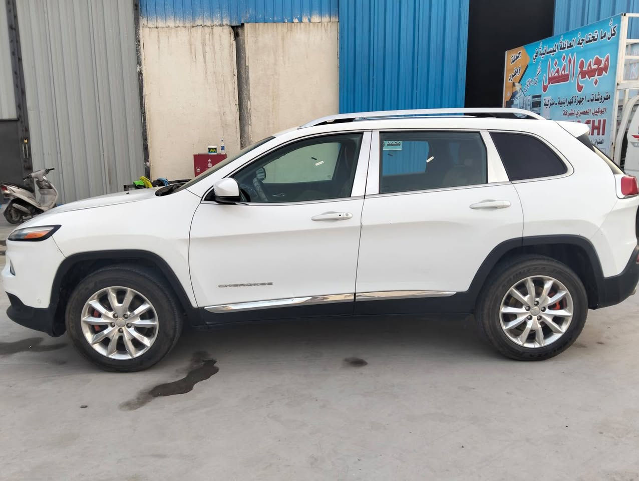 جيب بزون ٢٠١٦ 
السعر : ١١٥  ورقة
حرة رقم بغداد
محرك : ٦ استندر ٣٢٠٠
الموصفات ١/١ فول
بصمة 
جلد 
حساسات 
رادار 
فتحة 
شاشة لمس 
تحكم استيراً
صدر جديد
تخم تاير
تبريد جديد
بيها نصف البنيد مصبوغ + الجاملغ و الباب الخلفي بارد + 
ايربكات طاكة
مكان السيارة/ ميسان - العمارة
رقم  الموبايل/***********
