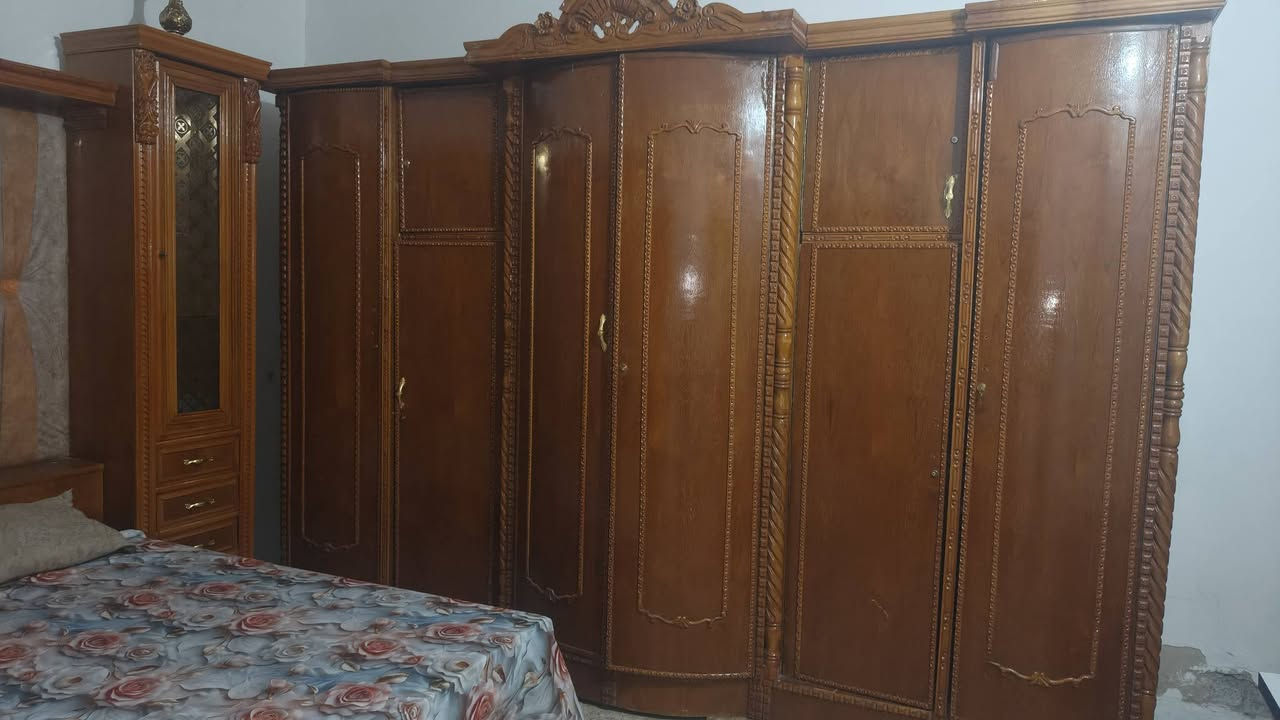 غرفت اخشاب 7قطع نضيفه وجديده بعده خشب صاج درجه اوله البيع سعره ب 700 وبيه مجال ولي شراي يتصل ع رقم ***********
